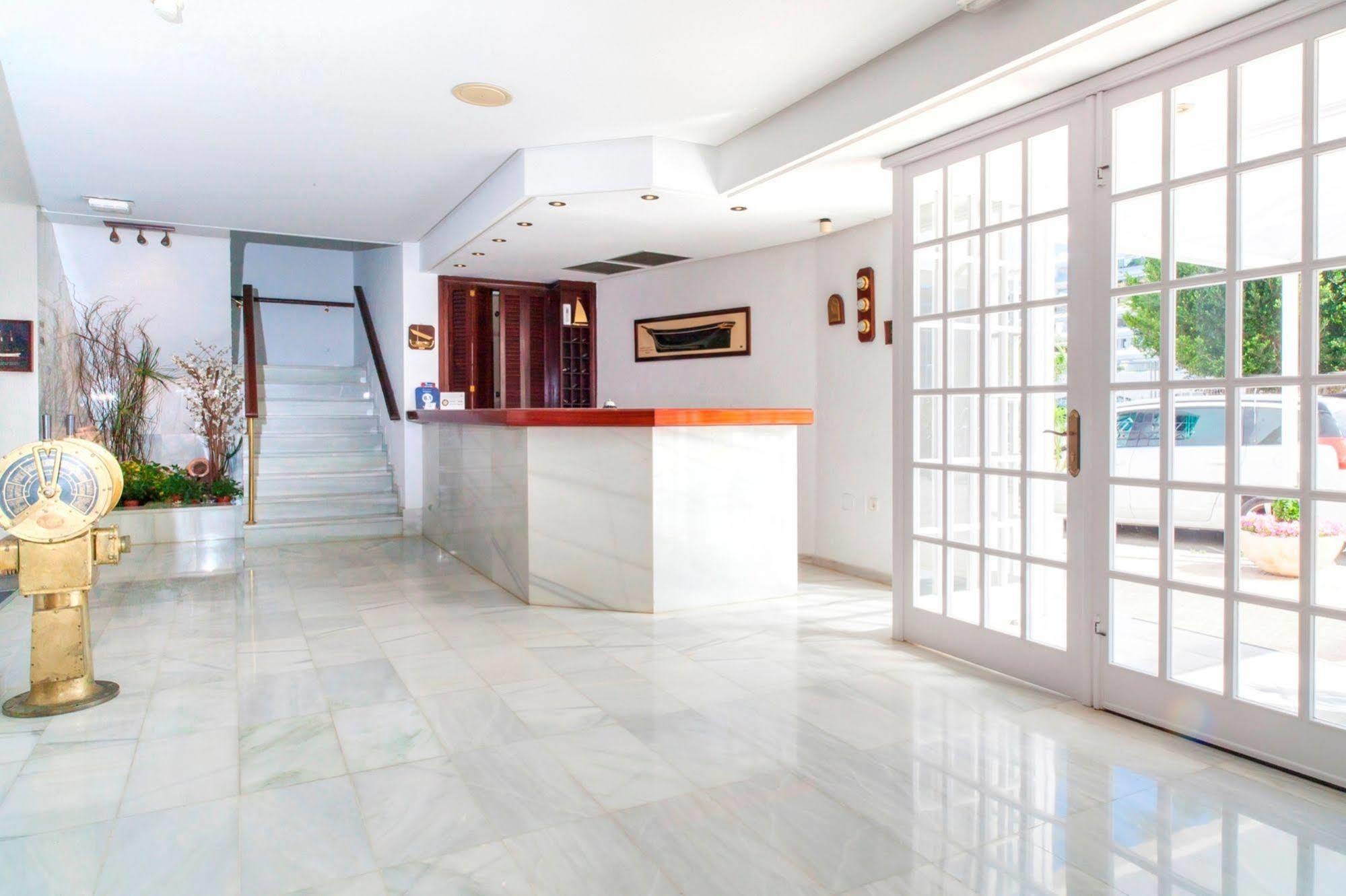 Anchorage Hotel Ибиса Екстериор снимка